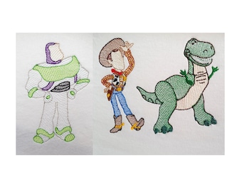 Puede incluir: Imágenes bordadas de tres personajes de Toy Story: Buzz Lightyear, Woody y Rex. Buzz Lightyear es un ranger espacial verde y morado con un casco. Woody es un vaquero con un sombrero marrón, pantalones vaqueros azules y una camisa roja. Rex es un dinosaurio verde con una gran sonrisa.