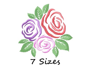 Könnte beinhalten: Gesticktes Blumendesign mit drei Rosen in Lila, Rosa und Rot, umgeben von grünen Blättern. Der Text "7 Sizes" befindet sich unter den Blumen.