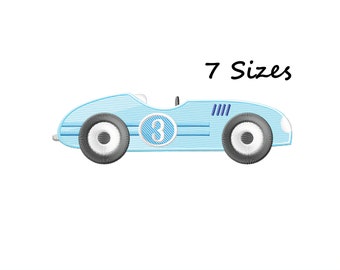 Pode incluir: Desenho bordado de um carro de corrida vintage azul e cinza com o número 3 no lado. O texto "7 tamanhos" está acima do carro.