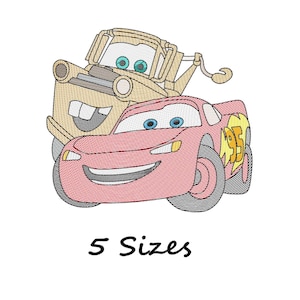 Peut inclure: Une broderie représentant deux voitures de dessin animé, une rose et une beige, avec des visages souriants et de grands yeux. La voiture rose porte le numéro 95 sur le côté. Le texte "5 Tailles" est en dessous.