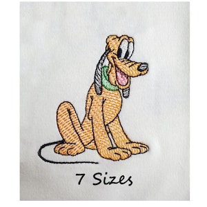 Puede incluir: Diseño bordado de Pluto, un perro de dibujos animados de Disney, sentado con la cola enroscada. El diseño está en tonos naranja, amarillo y verde. El texto "7 tamaños" está debajo del diseño.