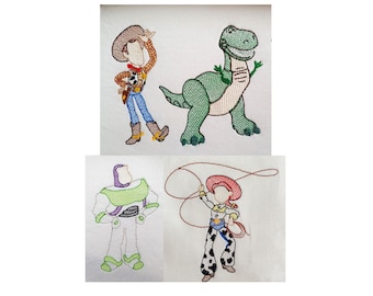 Puede incluir: Imágenes bordadas de personajes de la franquicia Toy Story. Los personajes incluyen a Woody, Buzz Lightyear, Jessie y Rex el dinosaurio. Las imágenes están en una línea, con Woody a la izquierda, Buzz en el medio, Jessie a la derecha y Rex en la parte inferior.
