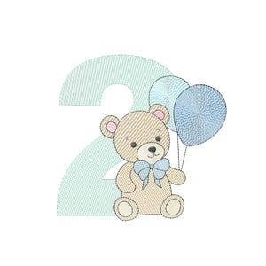 Op de afbeelding: Geborduurd ontwerp met een teddybeer die twee blauwe ballonnen vasthoudt, met een lichtblauw nummer 2 op de achtergrond. De teddybeer heeft een blauwe vlinderdas en roze binnenoren. Het ontwerp staat op een witte achtergrond.
