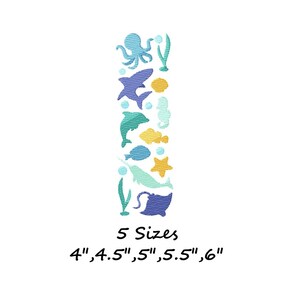 Op de afbeelding: Een borduurontwerp met zeedieren in blauw, groen en geel. Bevat een octopus, dolfijn, zeepaardje en zeester. De tekst "5 Maten" wordt weergegeven, met maten van 10.16cm tot 15.24cm.