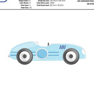 Pode incluir: Um carro de corrida de brinquedo azul claro com rodas pretas e interior branco. O carro tem um design listrado azul e branco no lado.