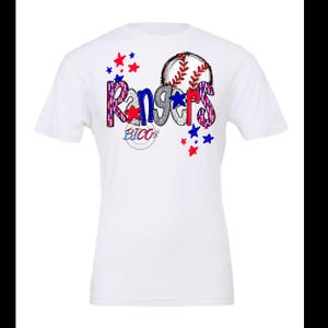 Pu&ograve; includere: Maglietta bianca con un design a tema baseball rosso, bianco e blu. La parola "Rangers" &egrave; scritta in un font colorato e con motivi con una palla da baseball e stelle. Il testo "Bico's" &egrave; incluso anche nel design.