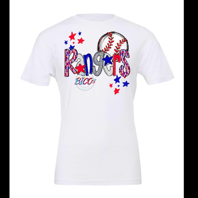 Pu&ograve; includere: Maglietta bianca con un design a tema baseball rosso, bianco e blu. La parola "Rangers" &egrave; scritta in un font colorato e con motivi con una palla da baseball e stelle. Il testo "Bico's" &egrave; incluso anche nel design.