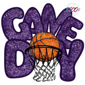 Puede incluir: Letras de lentejuelas moradas que deletrean "GAME DAY" con una pelota de baloncesto naranja pasando por un aro de baloncesto negro.