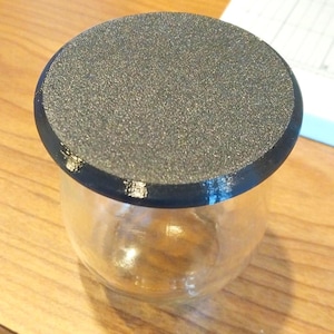 Oui Glasdeckel.  Hergestellt aus langlebigem, flexiblem und lebensmittelechtem TPU. Ideal für die Aufbewahrung kleiner Teile und zum Basteln.