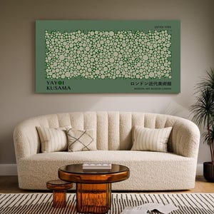 Könnte beinhalten: Ein rechteckiger Wandkunstdruck mit grünem Hintergrund und einem dichten Muster aus hellen Kreisen. Der Text lautet YAYOI KUSAMA, JAPAN 1988 und MODERN ART MUSEUM LONDON, wobei japanische Schriftzeichen in der unteren rechten Ecke stehen.