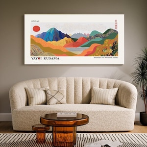 Könnte beinhalten: Ein rechteckiger Wandkunstdruck mit einer stilisierten Landschaft aus farbenfrohen Bergen, einer roten Sonne und Punktmustern. Der Text lautet Japan 1988, Yayoi Kusama, Modern Art Museum Tokyo sowie japanische Schriftzeichen oben rechts.