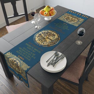 Puede incluir: Un camino de mesa azul con un diseño de mosaico que presenta un árbol de la vida y el texto "Recuerda el día de reposo para santificarlo. Porque en seis días hizo Jehová los cielos y la tierra, el mar y todo lo que en ellos hay, y reposó en el séptimo día. Ex. 20:8,11" en letras doradas.