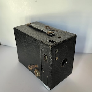 Eastman Kodak Cartridge Hawk-Eye Box Camera / No. 2 Model B