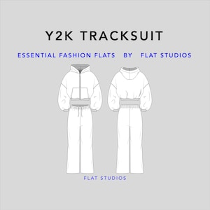 Op de afbeelding: Een wit Y2K-trainingspak met een cropped hoodie en bijpassende broek. De hoodie heeft een trekkoord en een rits. De broek heeft een elastische tailleband en een trekkoord. De tekst "Y2K TRACKSUIT" staat bovenaan de afbeelding. De tekst "ESSENTIAL FASHION FLATS BY FLAT STUDIOS" staat onder de tekst "Y2K TRACKSUIT". De tekst "FLAT STUDIOS" staat onderaan de afbeelding.