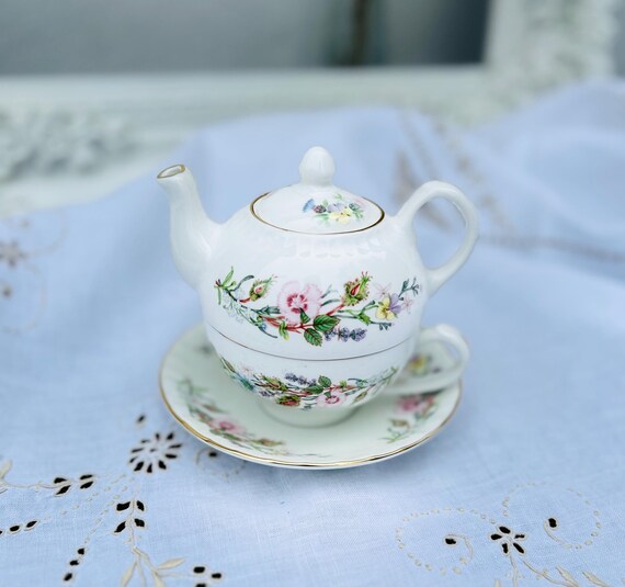 Aynsley Wild Tudor Design, One Cup Tea Pot With Cup & Saucer 