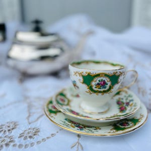 Vintage TRIO Foley English Bone China, ‘Broadway’ design, Very detailed excellent condition.