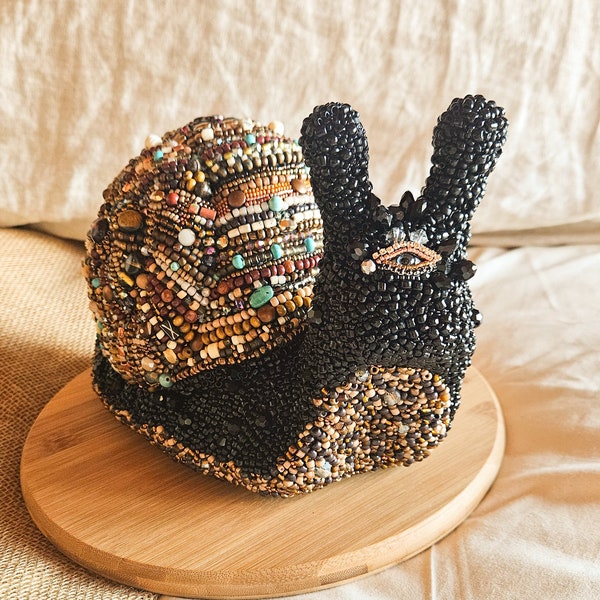 Perlen Schnecke Skulptur, handgefertigte Mosaik Schnecke Wohnkultur, Kuriositäten Tischdekoration, seltsames Housewarminggeschenk