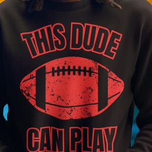 Sweater met voetbalshirt: "Deze gast kan voetballen." Warm houden bij koeler weer