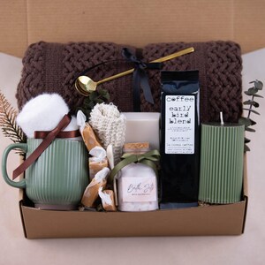 K&ouml;nnte beinhalten: Ein Set aus drei Keramikbechern mit gesprenkelter, matter Oberfl&auml;che. Die Becher sind in Creme-, Hellgrau- und Dunkelgraut&ouml;nen gehalten. Jeder Becher hat ein schlichtes, minimalistisches Design und einen abgerundeten Henkel.
