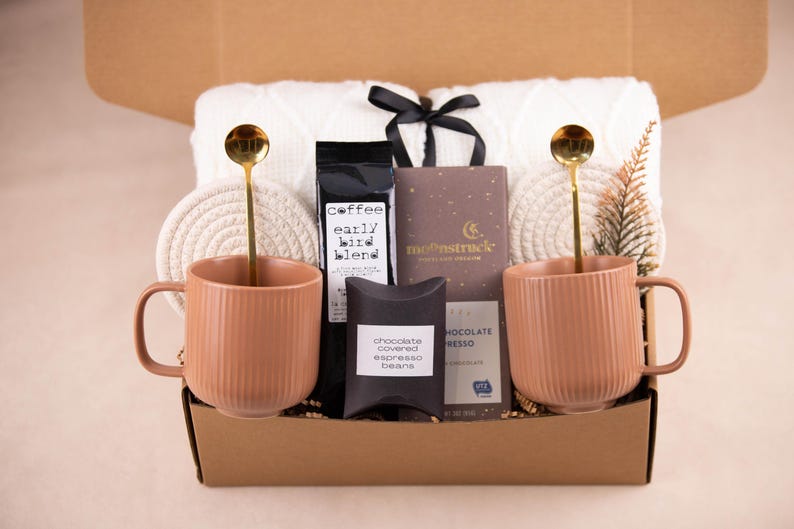 K&ouml;nnte beinhalten: Ein Set aus drei Keramikbechern mit gesprenkelter, matter Oberfl&auml;che. Die Becher sind in Creme-, Hellgrau- und Dunkelgraut&ouml;nen gehalten. Jeder Becher hat ein schlichtes, modernes Design und einen abgerundeten Henkel.