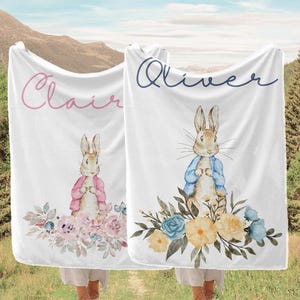Manta de terciopelo de Peter Rabbit personalizada: elige rosa o azul, decoración de guardería, regalo de baby shower, manta con nombre personalizado, suave y acogedora