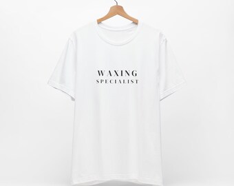 Wachsspezialist Basic T-Shirt | Kosmetikerin Shirt | Unisex Jersey Kurzarm T-Shirt | Kosmetikerin Geschenkidee | Kosmetikerin Shirt
