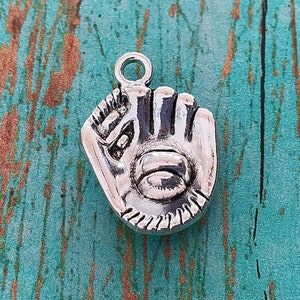 10 pieces "Baseball mitt and ball" charm