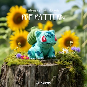 Puede incluir: Una figura de Bulbasaur de ganchillo en tonos turquesa, verde y rojo, sentada en un tocón cubierto de musgo. La imagen incluye girasoles y el texto "PDF PATTERN" con las palabras "including 3 gifts & stitch guide". El logotipo "ARTISANPALS" también es visible.