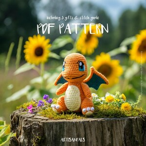 Op de afbeelding: Een gehaakte oranje draak met blauwe vleugels en ogen zit op een mosachtige boomstronk, omringd door zonnebloemen en wilde bloemen. De afbeelding bevat de tekst "PDF PATTERN" en "Including 3 gifts & stitch guide". Het logo "ARTISANPALS" staat onderaan.