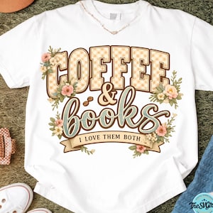 Op de afbeelding: Wit T-shirt met de tekst "COFFEE & books" in een decoratief lettertype, omringd door bloemmotieven. De zin "I LOVE THEM BOTH" staat eronder. Het woord "COFFEE" heeft een ruitpatroon.