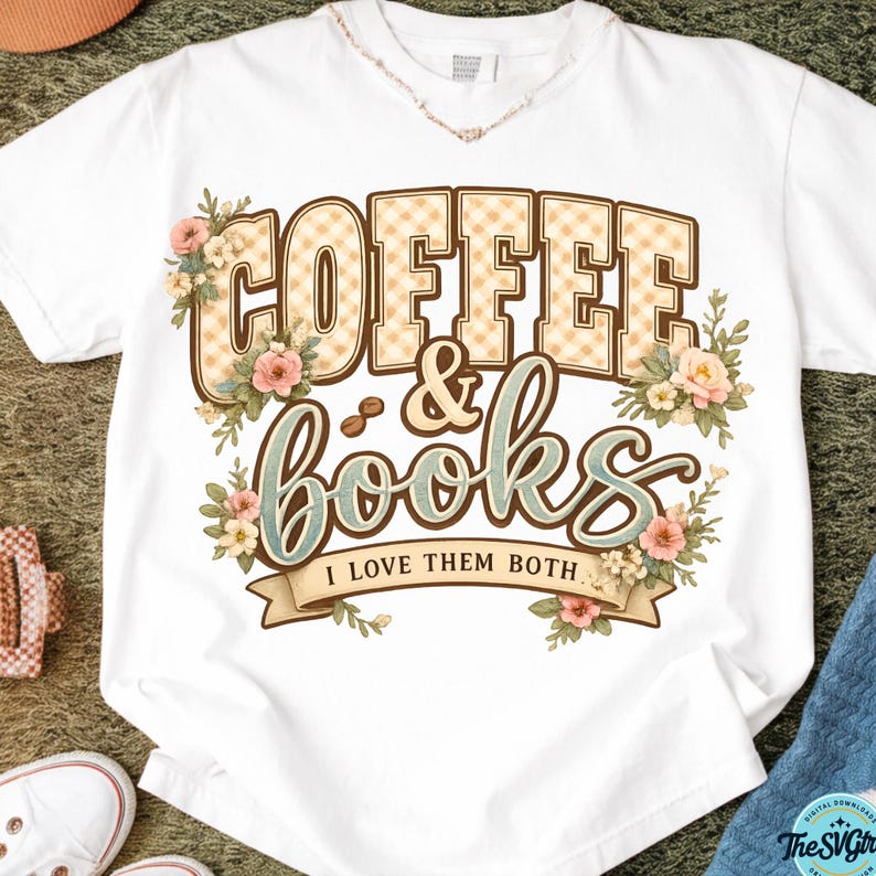 Op de afbeelding: Wit T-shirt met de tekst "COFFEE & books" in een decoratief lettertype, omringd door bloemmotieven. De zin "I LOVE THEM BOTH" staat eronder. Het woord "COFFEE" heeft een ruitpatroon.