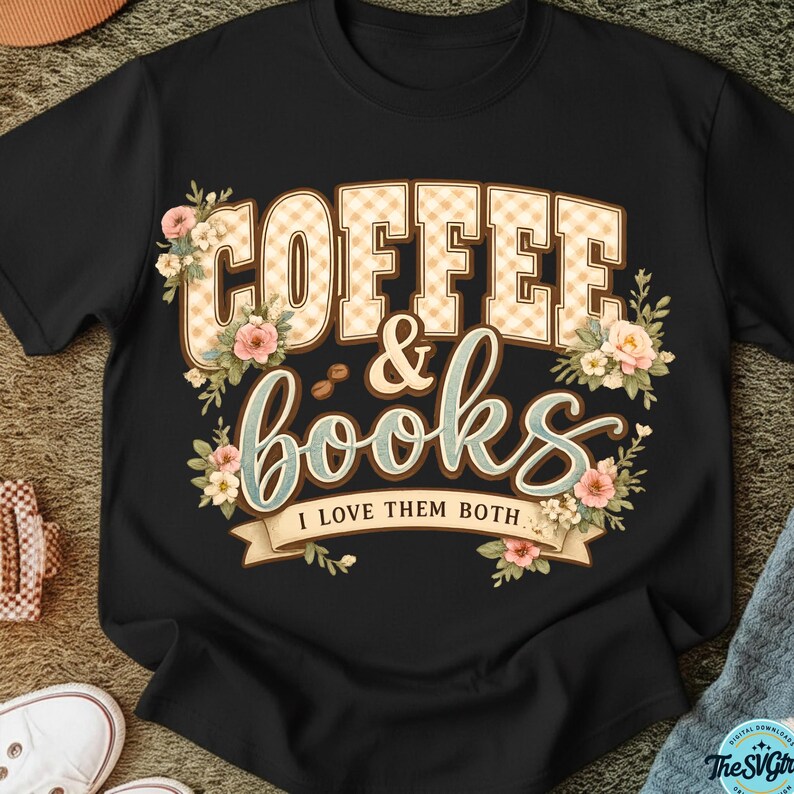 Op de afbeelding: Zwart t-shirt met de woorden "COFFEE & books" in een decoratief lettertype, met bloemaccenten. De zin "I LOVE THEM BOTH" staat eronder. De letters hebben een ruitpatroon.