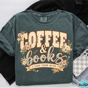 Op de afbeelding: Donkergroen sweatshirt met de tekst "COFFEE & books" in een geruit ontwerp, omringd door bloemmotieven. De tekst "I LOVE THEM BOTH" staat op een banner. Een telefoon met een geruit hoesje is zichtbaar.