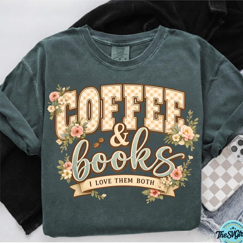 Op de afbeelding: Donkergroen sweatshirt met de tekst "COFFEE & books" in een geruit ontwerp, omringd door bloemmotieven. De tekst "I LOVE THEM BOTH" staat op een banner. Een telefoon met een geruit hoesje is zichtbaar.