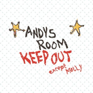 Può includere: Un design stravagante con il testo "ANDY'S ROOM KEEP OUT except Molly" in uno stile giocoso e scritto a mano. Il design include due stelle da sceriffo gialle ed è ambientato su uno sfondo a motivi.