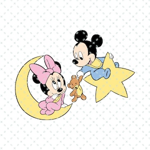 Può includere: Un'illustrazione di cartoni animati di Topolino e Topolina da bambini. Topolino è seduto su una stella gialla e Topolina è seduta su una mezzaluna gialla. Entrambi indossano il pigiama e tengono un orsacchiotto.