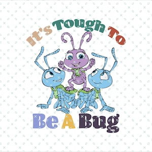 以下が含まれることがあります： 虫になるのは大変だ！緑色のスカーフをした紫と青の漫画の蟻が、緑色のスカーフをした2匹の青い蟻の上に立っている。蟻たちは笑顔で、大きな目を持っている。「虫になるのは大変だ」という文字が、蟻たちの周りにカラフルなフォントで書かれている。