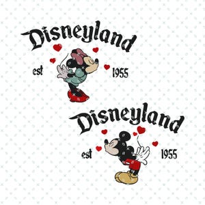 Może przedstawiać: Projekt graficzny przedstawiający dwie oddzielne ilustracje Myszki Minnie i Myszki Miki. Każda postać jest otoczona małymi czerwonymi sercami, a tekst Disneyland est 1955 jest napisany czarnymi, stylizowanymi literami powyżej lub poniżej.