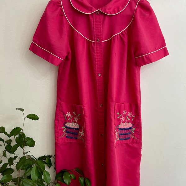 VINTAGE house dress muumuu pink embroidered nightgown women's size large snap button front