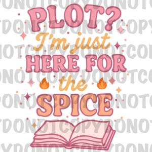 以下が含まれることがあります： ピンクとオレンジのバブルレターで「PLOT？ I'm just HERE FOR the SPICE」と書かれたグラフィックデザイン。デザインには本と小さな炎のイラストが含まれています。