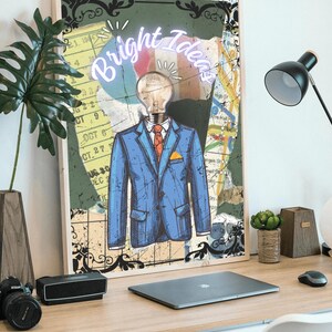 Peut inclure: Impression artistique encadrée avec un costume bleu et une tête d'ampoule, avec l'inscription "Bright Ideas". Le fond est un collage de cartes et d'éléments vintage, pour un design original.