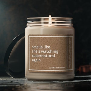 Dean Winchester Candle: Übernatürlich inspirierte Sojakerze Merch, parfümiert und handgemacht, lustiges Geschenk für sie, einzigartiges TV-Show-Fangeschenk