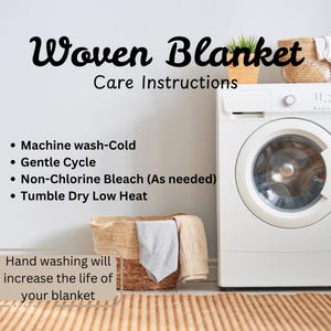 Puede incluir: Instrucciones de cuidado para una manta tejida. Las instrucciones incluyen lavar a m&aacute;quina con agua fr&iacute;a en un ciclo delicado, usar blanqueador sin cloro si es necesario y secar en secadora a baja temperatura. La imagen tambi&eacute;n incluye una cesta con una manta y una lavadora.