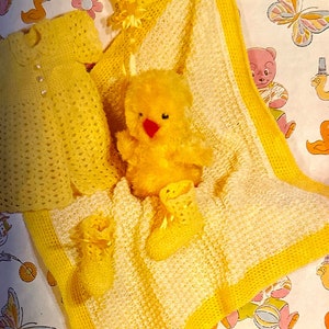 Peut inclure: Une couverture de bébé en crochet jaune avec une robe de bébé en crochet jaune, une bottine de bébé en crochet jaune et un jouet poussin jaune.