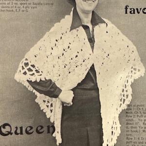 Puede incluir: Una mujer lleva una chal de ganchillo blanco con un patrón de encaje. El chal se llama "Queen Anne Lace" y las instrucciones para tejerlo están incluidas en la imagen.