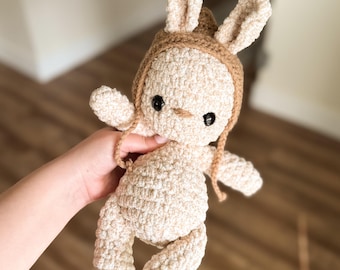 Gehaakt knuffeldier konijn met muts: handgemaakte knuffel