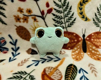 王冠をつけたカエルのぬいぐるみ - 20 cmのフルサイズのかわいいカエル