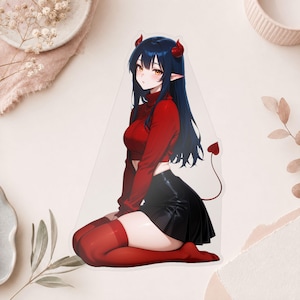 Könnte beinhalten: Ein gestanzter Aufkleber mit einer Anime-Figur mit langem dunkelblauem Haar, spitzen Ohren und kleinen roten Hörnern. Die Figur trägt ein rotes, langärmeliges bauchfreies Oberteil mit Rollkragen, einen schwarzen Faltenrock und rote Kniestrümpfe.