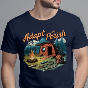 Anpassa eller förgås herrskjorta, överlevnadsdesignad t-shirt, grafisk t-shirt, utomhusäventyr, campingkul, cool herrskjorta, fritidskläder