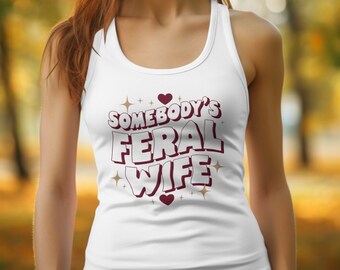 Camiseta gráfica de la esposa salvaje de alguien, camiseta con eslogan divertido, camisa casual de moda, top de declaración humorística, idea de regalo única, camiseta linda